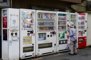 Japón quería acabar con la falsificación de billetes. Ha terminado condenando a miles de máquinas expendedoras