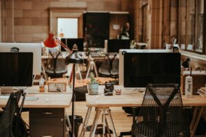 El 90% de los empleados españoles se resiste a volver a la oficina. Aun así, el teletrabajo ha cedido terreno