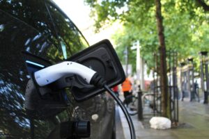 Uno de cada tres conductores de coches eléctricos volverían a la gasolina. Y el principal responsable no es el coche eléctrico