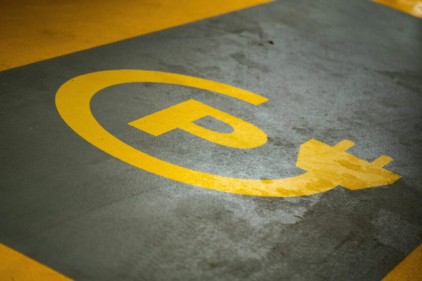 El "icing" es la última moda contra el coche eléctrico. Y sí, está multado, pero sorprendentemente no por la DGT