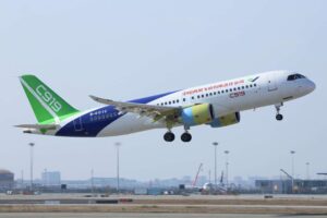 El primer avión comercial "made in China" ha sido un éxito. Tanto se está preparando para superar a Airbus y Boeing