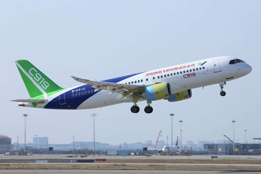 El primer avión comercial "made in China" ha sido un éxito. Tanto se está preparando para superar a Airbus y Boeing