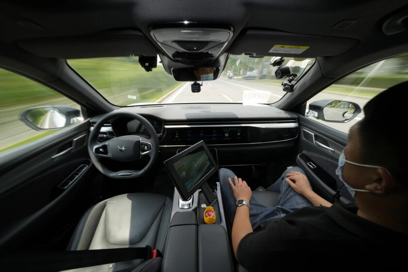 China quiere lanzarse a los brazos del coche autónomo. Por el camino, ya ha encontrado su mayor problema: el ser humano