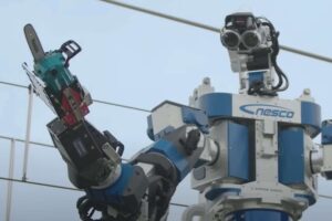 Japón tiene un nuevo e impresionante robot de 12 metros de altura. Su misión: arreglar vías de tren
