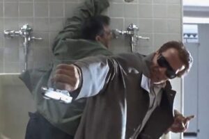 30 años de una de las películas de acción más divertidas de los 90. Arnold Schwarzenegger saca todo su arsenal en un blockbuster que puedes ver en Disney+