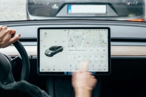Elon Musk prometió lo imposible con su robotaxi. Su último retraso es la confirmación de que volvió a colárnosla