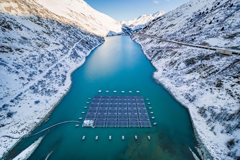 El primer parque solar flotante de los Alpes suizos se ha amortizado en solo 2,8 años. Gracias a la altitud