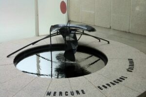 Esta fuente no tiene agua. Tiene mercurio y es tan tóxica que solo puede verse a través de un cristal