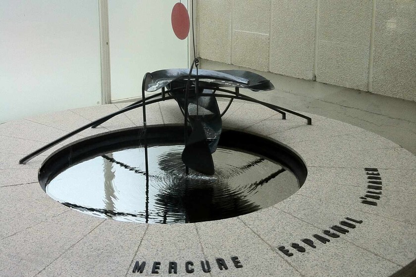Esta fuente no tiene agua. Tiene mercurio y es tan tóxica que solo puede verse a través de un cristal