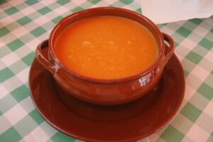 La primera receta de gazpacho moderno que conocemos es del siglo XVIII y no es andaluza. Ni siquiera es española