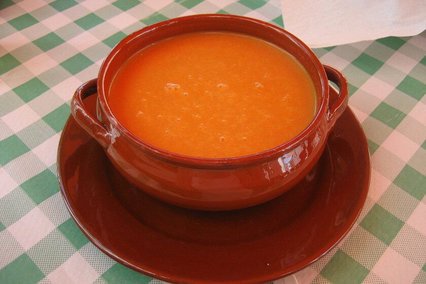 La primera receta de gazpacho moderno que conocemos es del siglo XVIII y no es andaluza. Ni siquiera es española