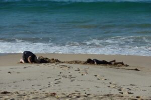 cavar un hoyo en la playa es peligroso y la ciencia lo ha estudiado