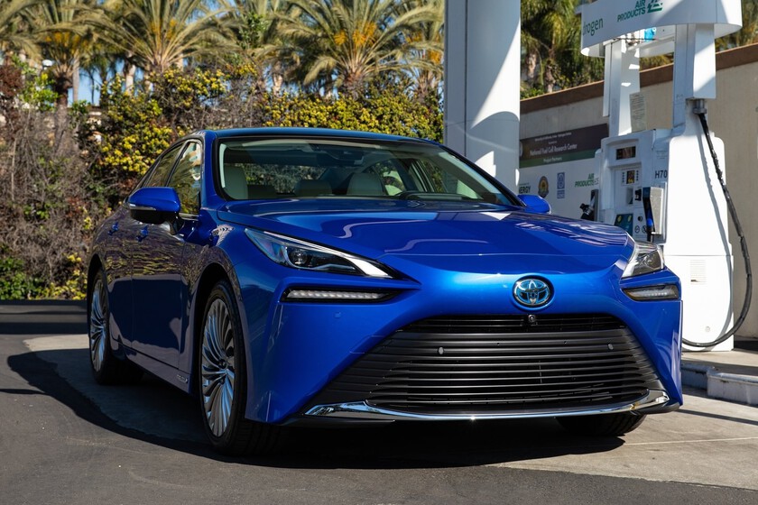 Toyota confía en el hidrógeno para el futuro de Europa. Ya enfrenta una demanda colectiva porque su coche es "casi inútil"