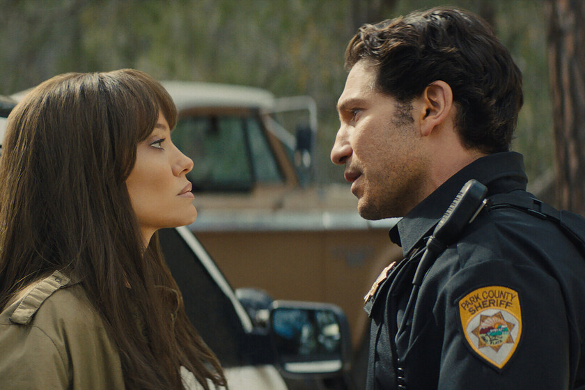 La penúltima película de Angelina Jolie es un infravalorado thriller del creador de 'Yellowstone', y la puedes encontrar en streaming