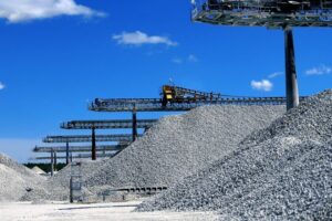La construcción tiene un gigantesco problema medioambiental. Su solución: plantas de cemento solar