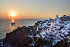 una Grecia masificada que quiere limitarlos en sus islas más populares