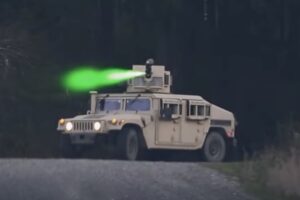 Los drones kamikaze son un problema para los tanques. La solución es montar defensas de rayos láser