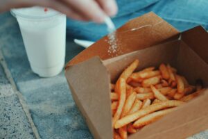 Cada vez salimos a comer menos fuera de casa y eso ya ha hundido en una crisis al rey de la fast food: las patatas fritas