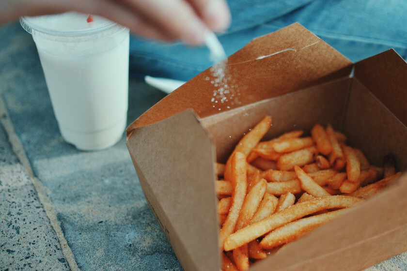 Cada vez salimos a comer menos fuera de casa y eso ya ha hundido en una crisis al rey de la fast food: las patatas fritas