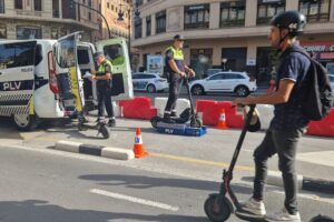 La Policía de Valencia ha encontrado la manera de acabar con los patinetes eléctricos ilegales: pasarles una ITV