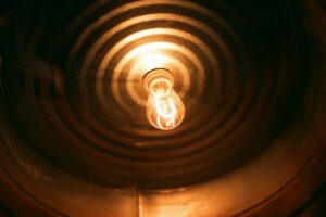 La tarifa eléctrica PVPC es un rara avis que sale muy a cuenta. Europa quiere que España deje de ofrecerla