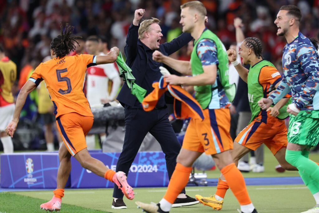 Berlin (Germany), 06/07/2024.- Head coach Ronald Koeman (C) of the Netherlands celebrates after winning the UEFA EURO 2024 quarter-finals soccer match between Netherlands and Turkey, in Berlin, Germany, 06 July 2024. (Alemania, Países Bajos; Holanda, Turquía) EFE/EPA/CHRISTOPHER NEUNDORF