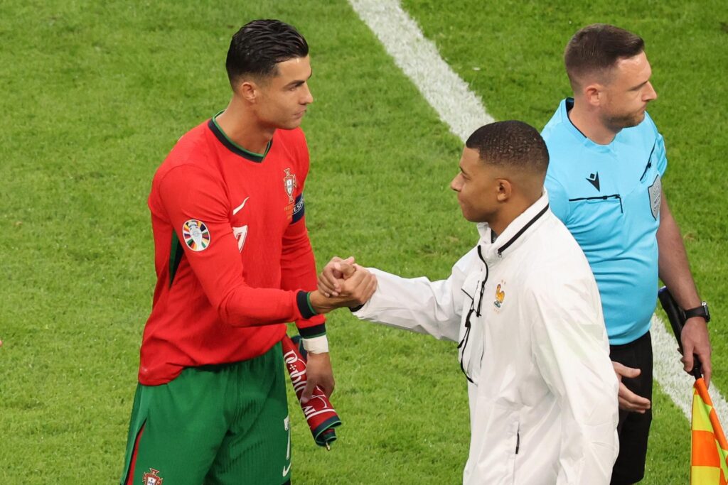 Hamburg (Germany), 05/07/2024.- Cristiano Ronaldo of Portugal (L) shakes hands with Kylian Mbappe of France ahead of the UEFA EURO 2024 quarter-finals soccer match between France and Portugal, in Hamburg, Germany, 05 July 2024. (Francia, Alemania, Hamburgo) EFE/EPA/ABEDIN TAHERKENAREH