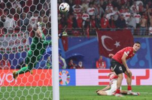 Leipzig (Germany), 02/07/2024.- Turkey goalkeeper Mert Gunok (L) saves a shot from Christoph Baumgartner of Austria (R) during the UEFA EURO 2024 Round of 16 soccer match between Austria and Turkey, in Leipzig, Germany, 02 July 2024. (Alemania, Turquía) EFE/EPA/CHRISTOPHER NEUNDORF