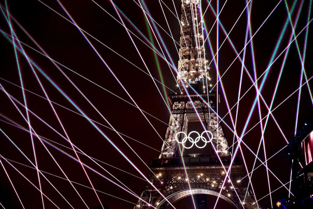 Paris (France), 26/07/2024.- A light show illuminates the Eiffel Tower during the Opening Ceremony of the Paris 2024 Olympic Games, in Paris, France, 26 July 2024. (Francia,Céline Dion) EFE/EPA/MARTIN DIVISEK