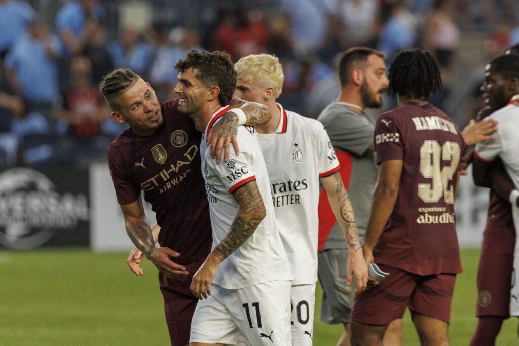 New York (United States), 28/07/2024.- Milan Christian Pulisic (C) talks to a Manchester City player at the end of a match between Manchester City and AC Milan at Yankee Stadium in the Bronx borough of New York, New York, USA, 27 July 2024. (Futbol, Amistoso, Nueva York) EFE/EPA/SARAH YENESEL