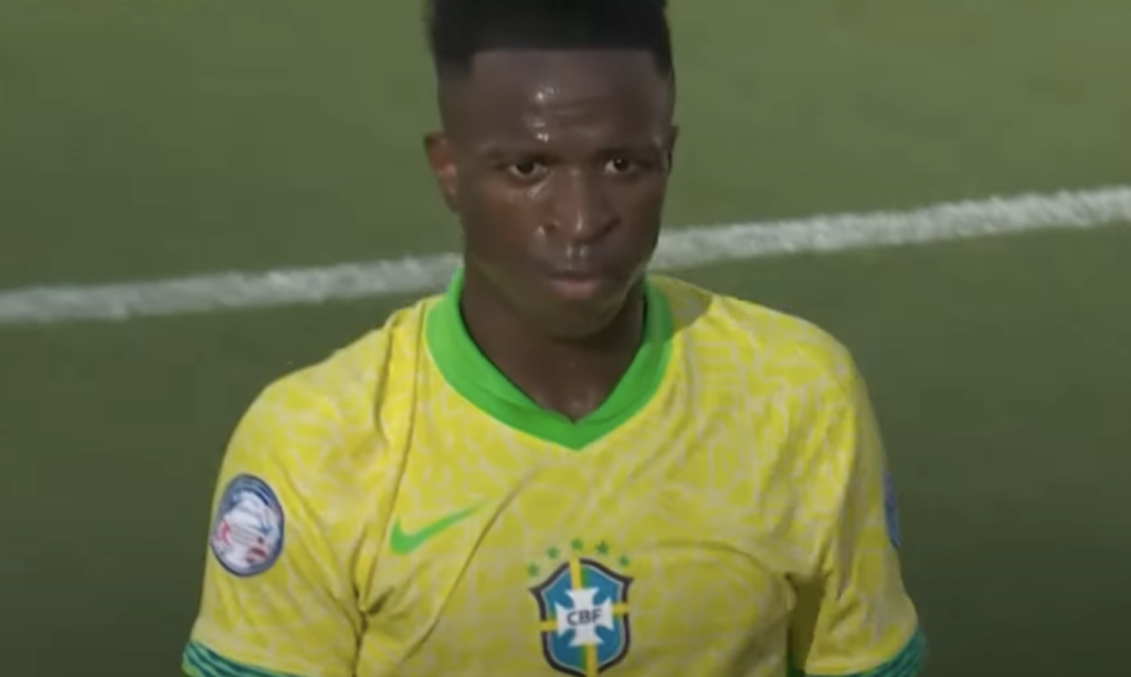 ¿Era penal para Brasil? Vinicius peleó por contacto dentro del área