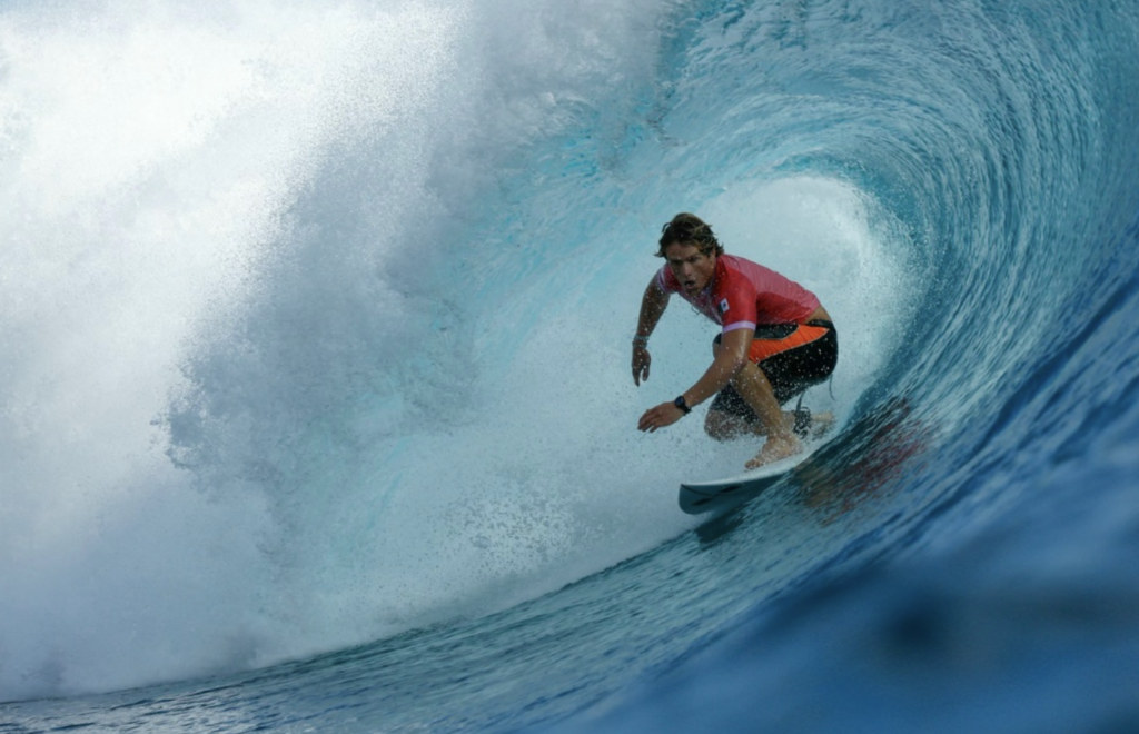 Alan Cleland en surf. Comité Olímpico Mexicano. (VIA: @COM_Mexico)