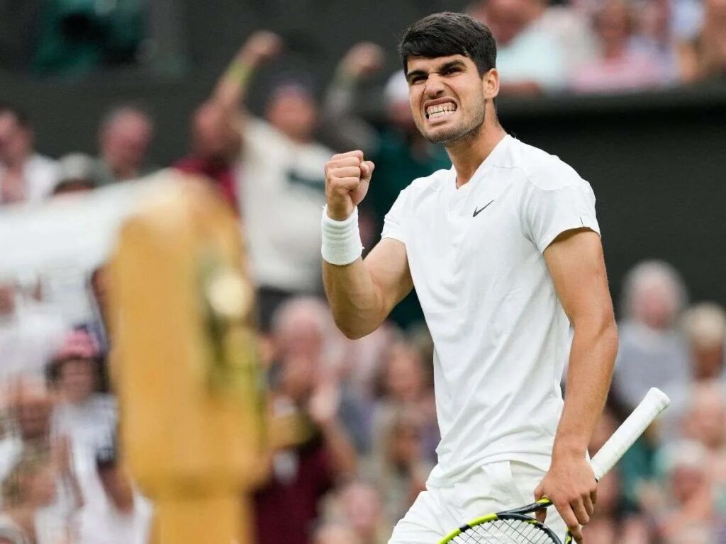 Alcaraz vence a Tiafoe en cinco sets