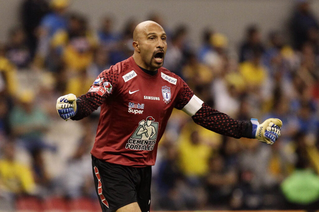 El jugador de Pachuca Oscar Pérez celebra una anotación de su equipo ante América hoy, 8 de febrero de 2014, durante un partido de la jornada 6 del Torneo Clausura realizado en el Estadio Azteca, en Ciudad de México. EFE/José Méndez