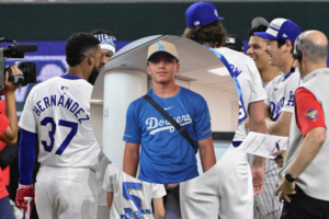 Ezequiel Rivera en su regreso a Culiacán tras firmar con los Dodgers. (Fotos: EFE/EPA/GERALD LEONG / Captura de pantalla 'X' Miguel Lugo)