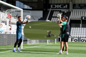Álex Padilla en el error en su debut con el Athletic Club ante el Burgos. (Fotos: 'X' Athletic Club / Captura de pantalla @julioordz10)
