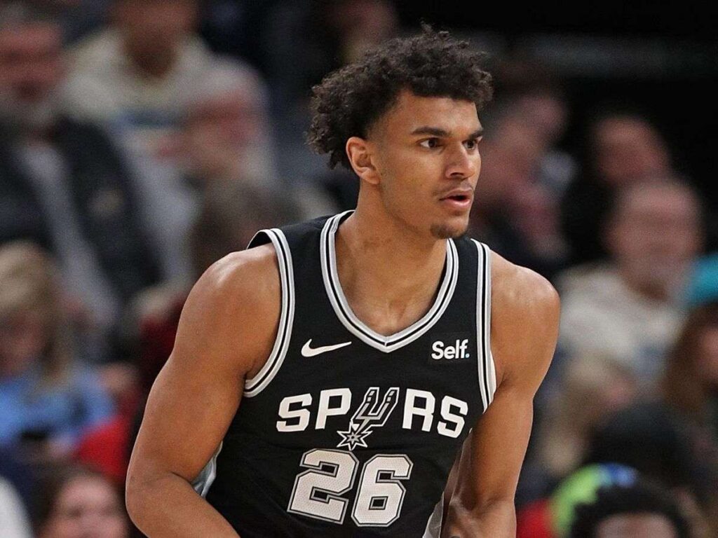 Dominick Barlow firmó con Atlanta Hawks