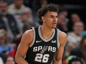 Dominick Barlow firmó con Atlanta Hawks