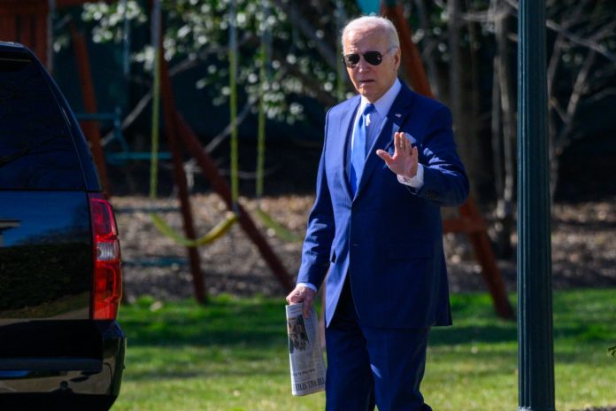 Biden resiste y promete a su equipo de campaña que llegará "hasta el final"