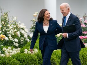 Joe Biden da su apoyo a Kamala Harris para que sea la candidata demócrata