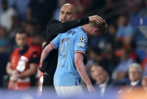 Kevin De Bruyne y Pep Guardiola del Manchester City