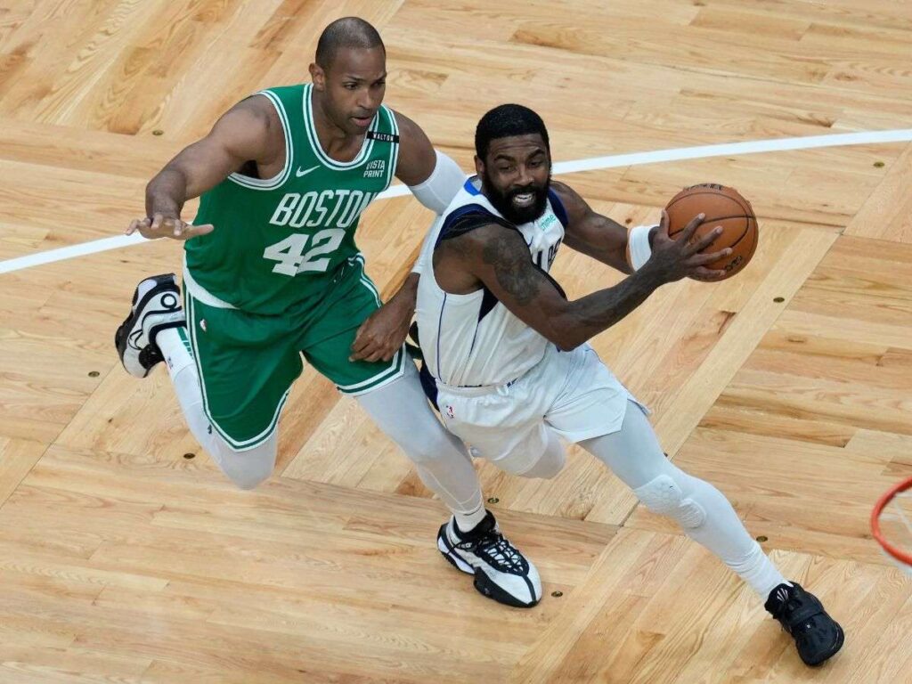 Kyrie Irving es operado de la mano izquierda