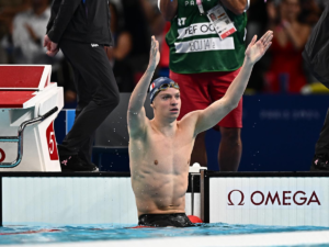 Leon Marchand pulverizó récord olímpico de Michael Phelps