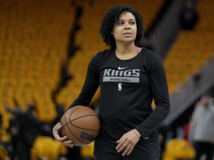 Lakers contratan a su primera entrenadora asistente