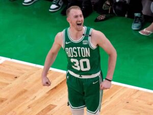Sam Hauser renueva con los Celtics