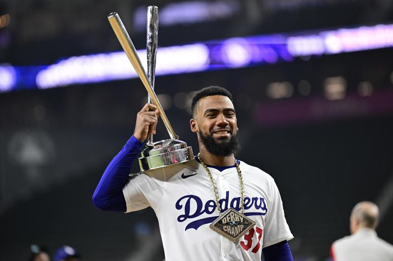 Arlington (United States), 15/07/2024.- Los Angeles Dodgers Teoscar Hernandez holds up the Home Run Derby Champion trophy during the T-Mobile Home Run Derby in Arlington, Texas, USA, 15 July 2024. The Home Run Derby is part of the MLB All-Star events before the 2024 MLB All-Star Game on 16 July. EFE/EPA/GERALD LEONG