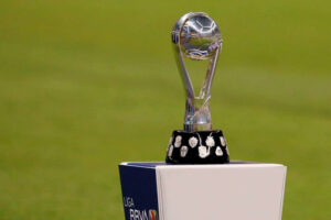 Foto de archivo con el trofeo de la Liga MX/ X-@LigaBBVAMX