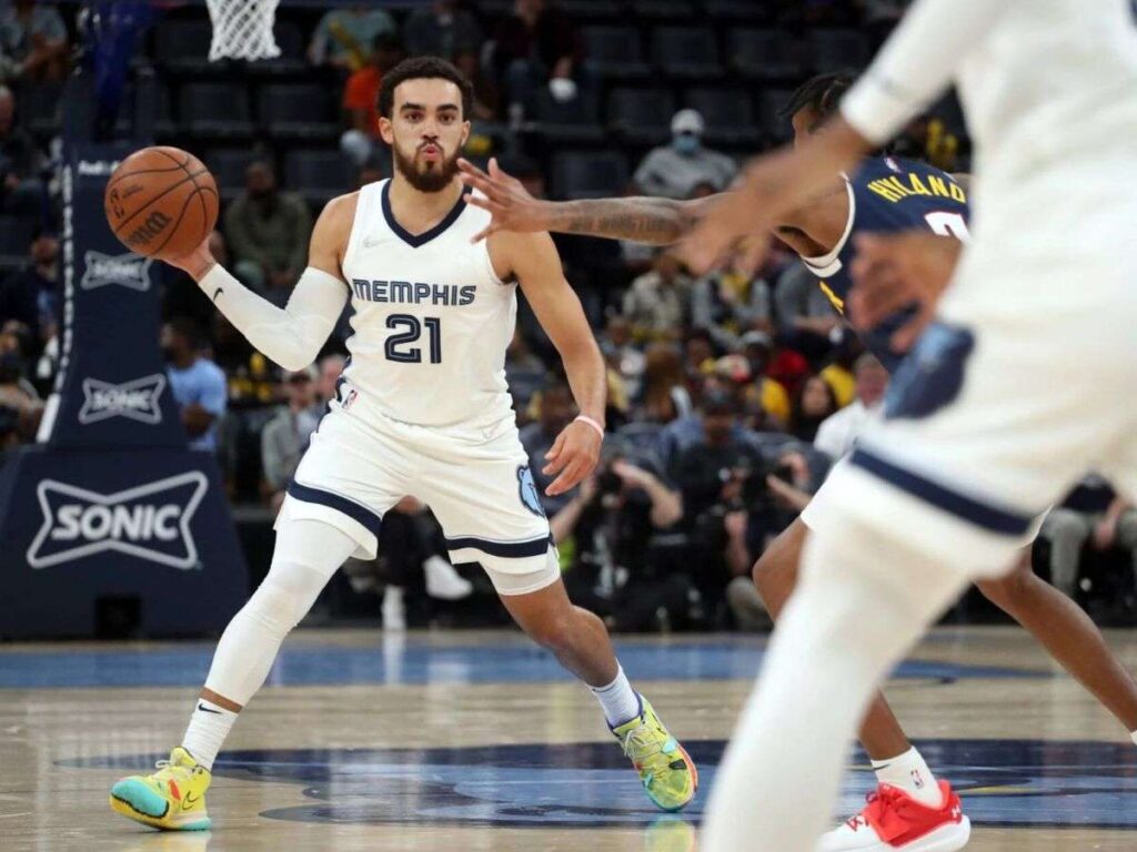 Tyus Jones jugará con los Suns