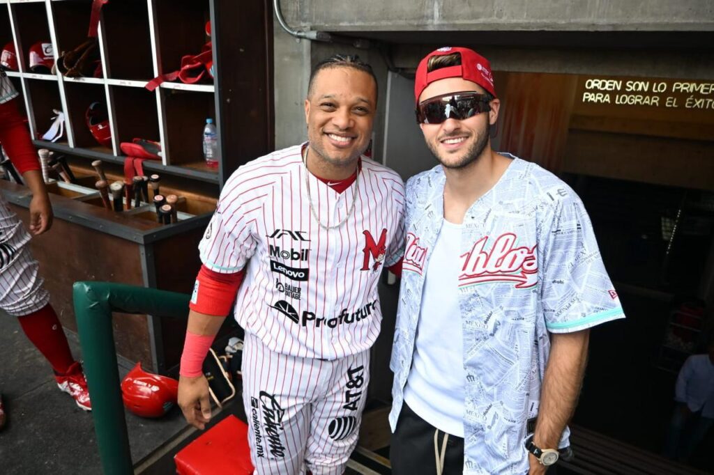 Santiago Giménez y su visita al Estadio Alfredo Harp Helú (X: @DiablosRojosMX)