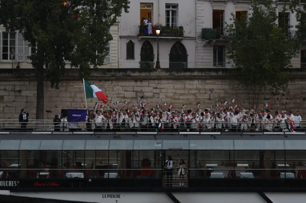 París 2024: La lluvia no frena la alegría latina en desfile inaugural